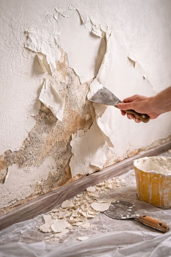 Łuszcząca się farba na ścianie