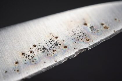 Fizyka degradacji noży w zmywarkach: dlaczego stal przegrywa z chemią
