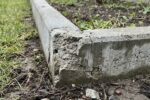Przyczyny degradacji i pękania betonowych obrzeży ogrodowych w kontakcie z gruntem