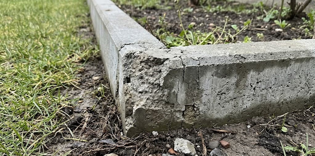 Przyczyny degradacji i pękania betonowych obrzeży ogrodowych w kontakcie z gruntem